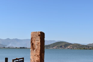 湖边木桩与远山美景