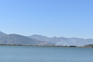 宁静湖水遥对连绵山脉