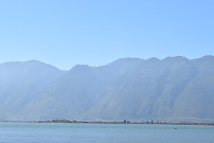 湖畔远山景