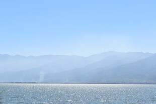 湖畔远山 蓝天之下的静谧