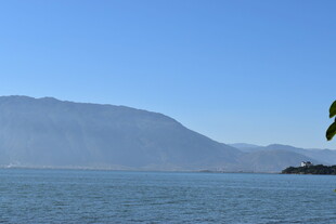 宁静湖景与远山