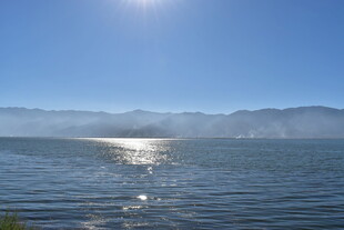 阳光照耀下的平静湖水