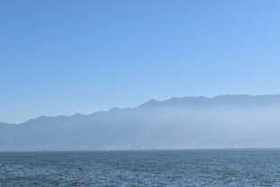 海边远山 薄雾缭绕之景