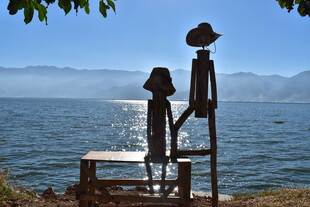 湖畔父女温馨互动剪影