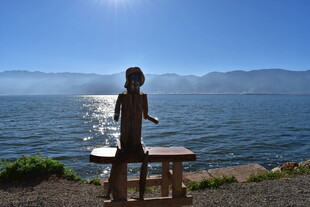 海边孩童于桌凳旁玩耍