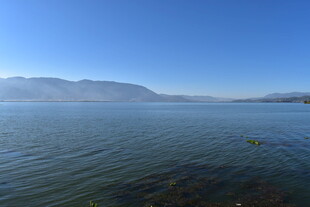 宁静湖面与远处山峦
