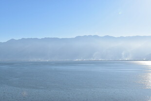 宁静湖景与远山