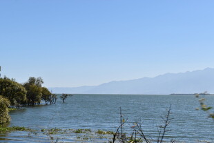 湖畔风光 远山近水景色美