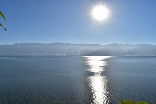 阳光下静谧的湖面美景