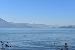 宁静湖水与远处山峦景色