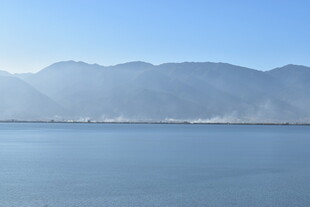 宁静湖景与远山