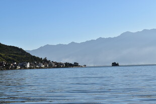 湖畔山景 宁静自然风光