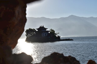 湖中小岛与远山美景