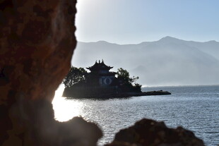 透过岩石观海上小岛风光