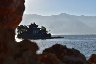 湖畔孤亭 远山近水之景