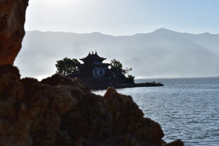 海边岩石旁的古典建筑景观