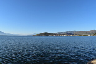 宁静湖畔的开阔山水景致