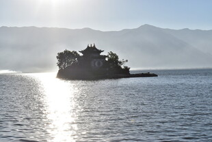 湖中小岛沐浴在阳光下