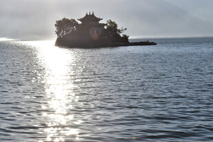 海上孤岛映夕阳