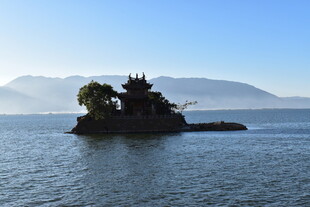 湖中小岛古建筑风光