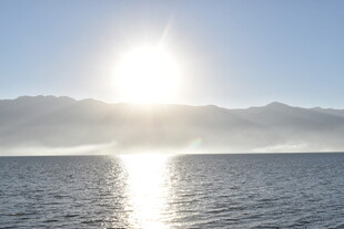 日出海面映远山美景