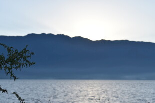 湖畔山景 晨光中的静谧画面