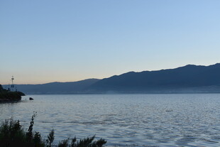 宁静湖畔的远山黄昏景色