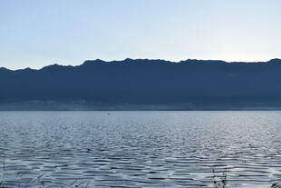 宁静湖面与远处山峦