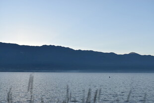 宁静湖面与远处山峦