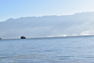 海上船只与远山美景