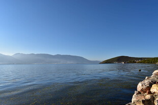 宁静湖畔的美丽风光