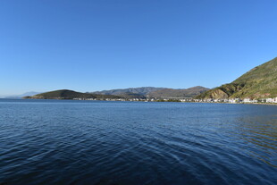 宁静湖景与远山