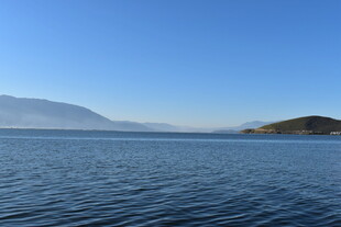 宁静湖水与远方山峦
