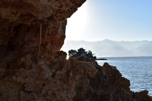 岩边海景 远处小屋隐现