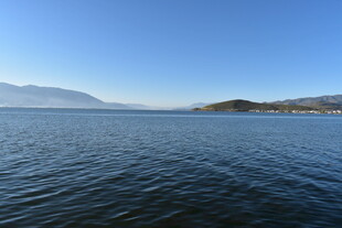 宁静湖面与远处山峦景色