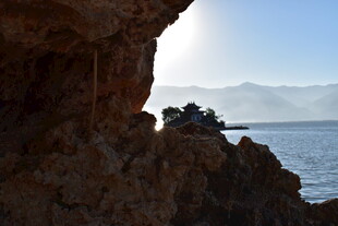 岩边海景 远方山峦隐约