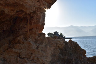 海边岩石景观 阳光洒落