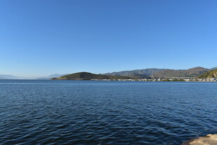 宁静海景与远处山峦