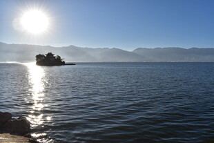 湖畔阳光中的孤石美景