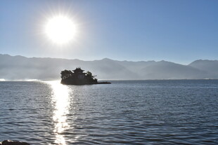 海上日出中的孤礁美景