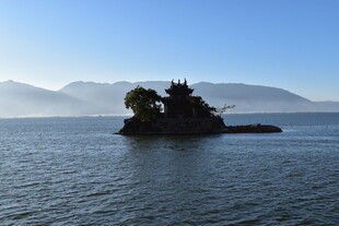 湖中小岛风光秀丽