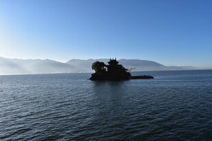 海上孤舟伴远山