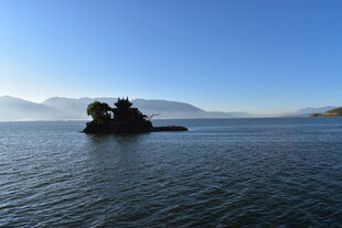 湖中小岛风光
