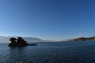 宁静湖面上的孤岩景观