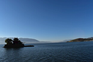 宁静湖中小岛风光
