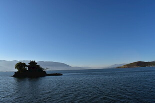 宁静湖面中的孤立岩石景观