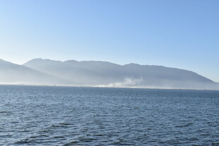 辽阔海面与远处山峦
