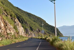 山间公路旁的秀丽风光