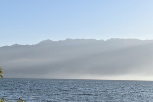 湖光山色间的梦幻晨景