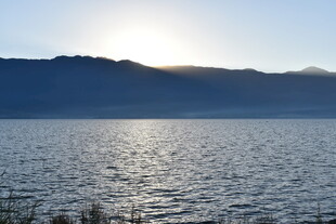 湖畔日出美景